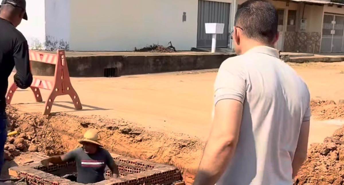 Pedro Geovar acompanha obras na Rua Aquiles Paraguaçu