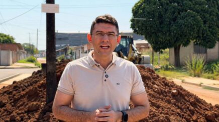 Pedro Geovar acompanha obras na Rua Aquiles Paraguaçu