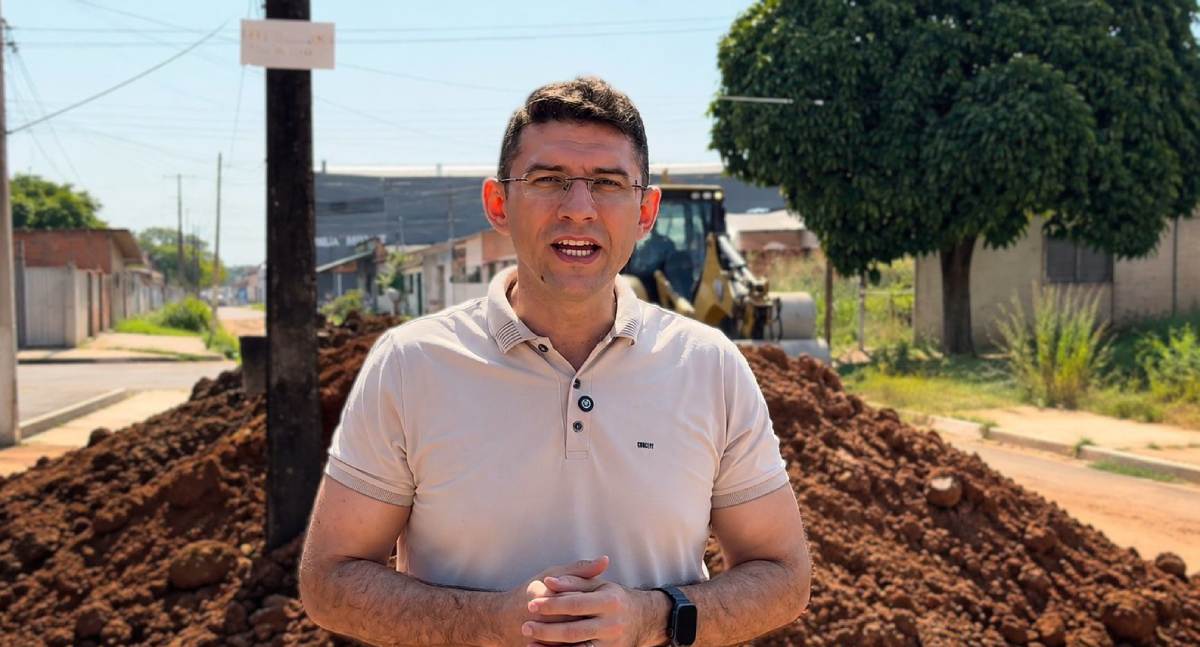 Pedro Geovar acompanha obras na Rua Aquiles Paraguaçu