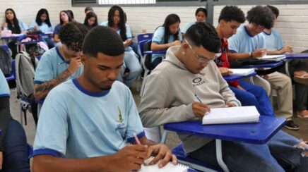 Programa Pé-de-Meia paga nova parcela para nascidos em novembro e dezembro nesta segunda-feira