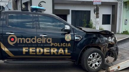 Viatura da Polícia Federal se envolve em acidente de trânsito na região central de Porto Velho