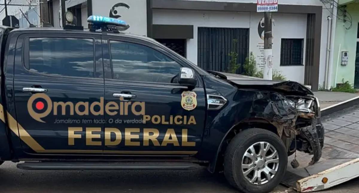 Viatura da Polícia Federal se envolve em acidente de trânsito na região central de Porto Velho
