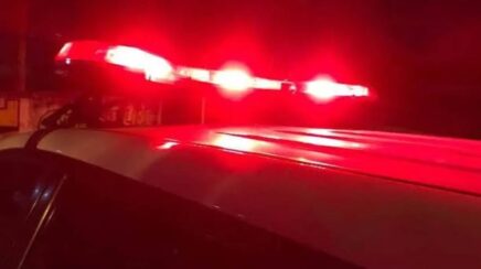 Vizinho é acusado de ameaçar mulher e arremessar garrafas contra portão em RO