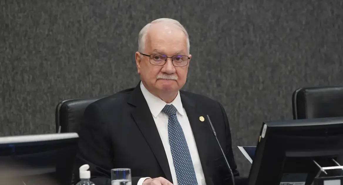 Fachin dá 24 horas para PF informar sobre celular de Vorcaro