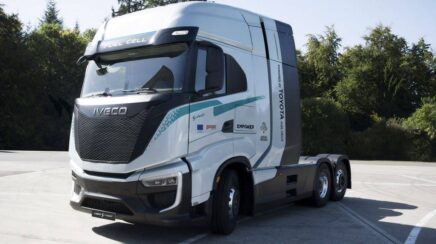 Iveco e Toyota desenvolvem caminhão com mais de 900 km de autonomia