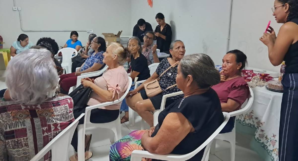 Cras Dona Cotinha promove encontro sobre inclusão digital e direitos das pessoas idosas