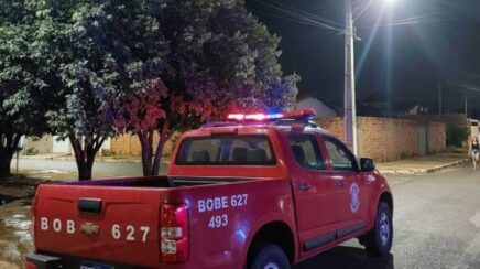 Incêndio destrói residência durante a madrugada em São Miguel do Guaporé