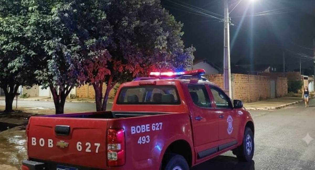 Incêndio destrói residência durante a madrugada em São Miguel do Guaporé