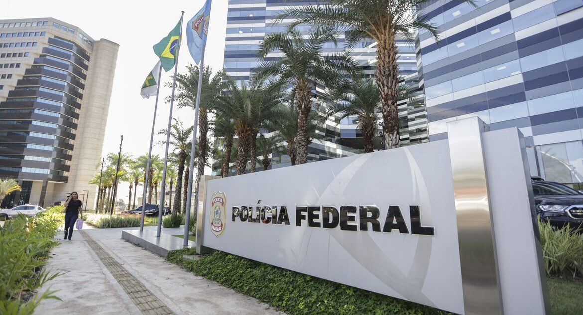 PF mantém celular de Vorcaro e pode enviar dados a ministros