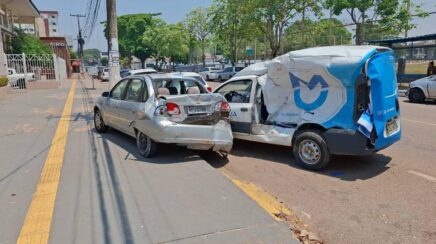 Acidente de trânsito deixa três feridos no cruzamento da Avenida Carlos Gomes em Porto Velho
