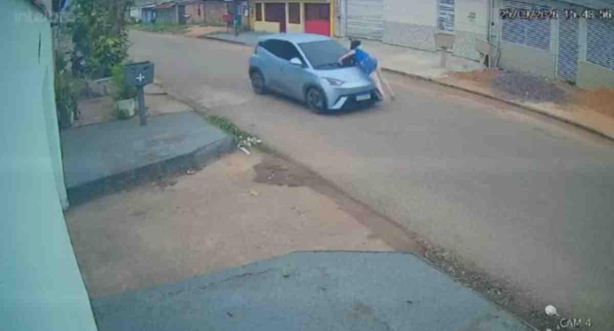 Adolescente de 13 anos fica ferida após atropelamento na zona Leste