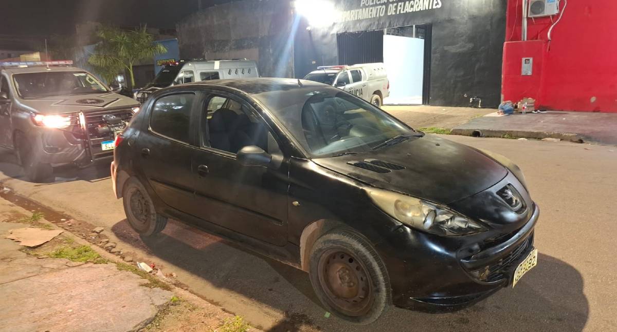 Adolescentes são detidos pela PM com carro furtado e pintado com spray em Porto Velho