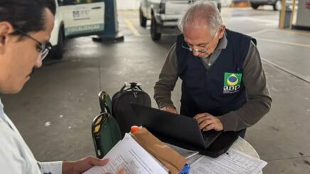 Agência reguladora federal aplica multas milionárias a distribuidoras por aumento abusivo em preços de combustíveis
