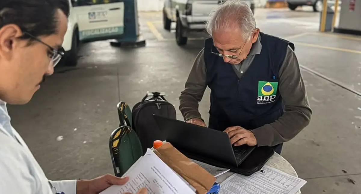 Agência reguladora federal aplica multas milionárias a distribuidoras por aumento abusivo em preços de combustíveis