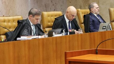 Alexandre de Moraes vota pelo julgamento conjunto com André Mendonça no plenário do STF