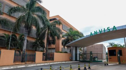 Anvisa emite alerta sobre risco de deficiência de vitamina B6 associada a remédio para Parkinson