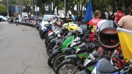 Apenas um em cada cinco motociclistas de aplicativos possui cobertura previdenciária no Brasil, aponta IBGE