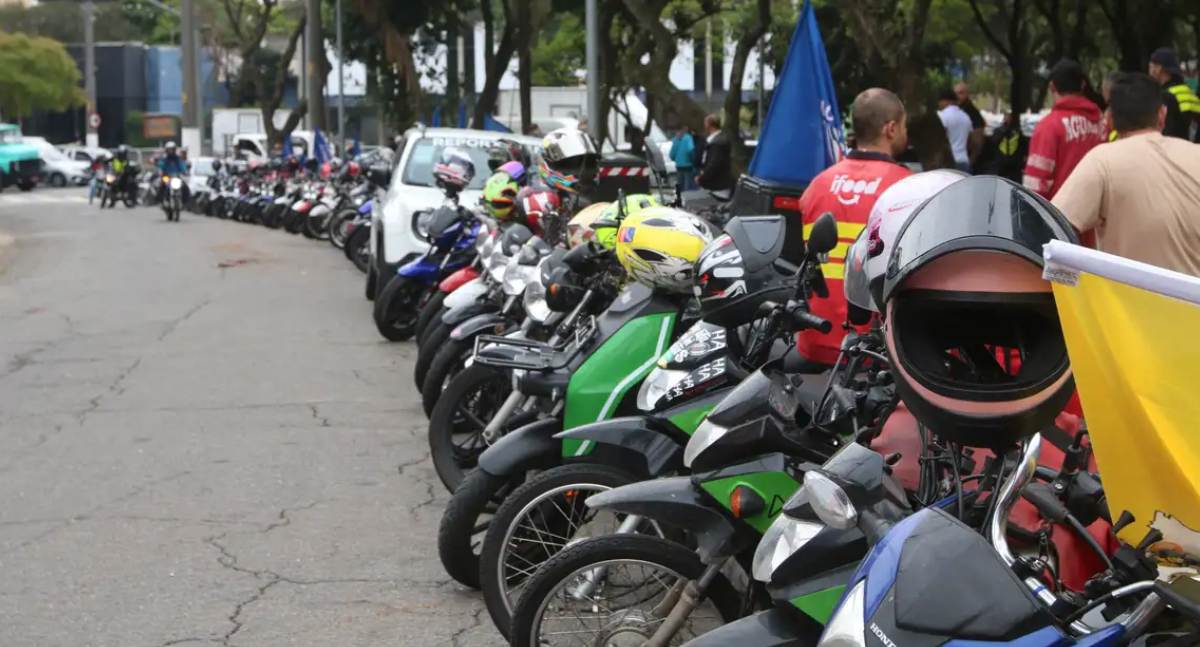 Apenas um em cada cinco motociclistas de aplicativos possui cobertura previdenciária no Brasil, aponta IBGE