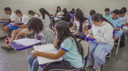 Aproximação do Brasil com média da OCDE no Pisa 2025 reflete estagnação nacional e queda internacional