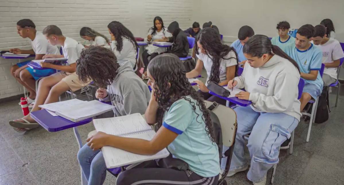 Aproximação do Brasil com média da OCDE no Pisa 2025 reflete estagnação nacional e queda internacional