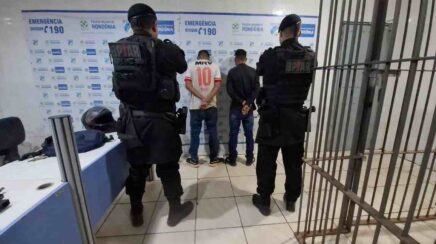 BPTA prende dupla e apreende submetralhadora 9 mm em carro de aplicativo