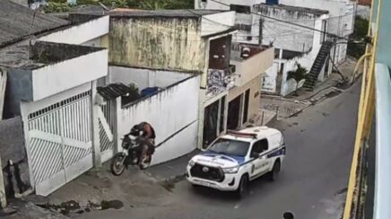 Câmera de segurança registra momento exato de acidente envolvendo motociclista no bairro Lídia Queiroz