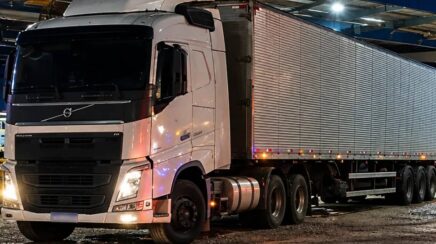 Caminhoneiro de 55 anos é encontrado morto dentro de veículo em pátio de empresa em RO