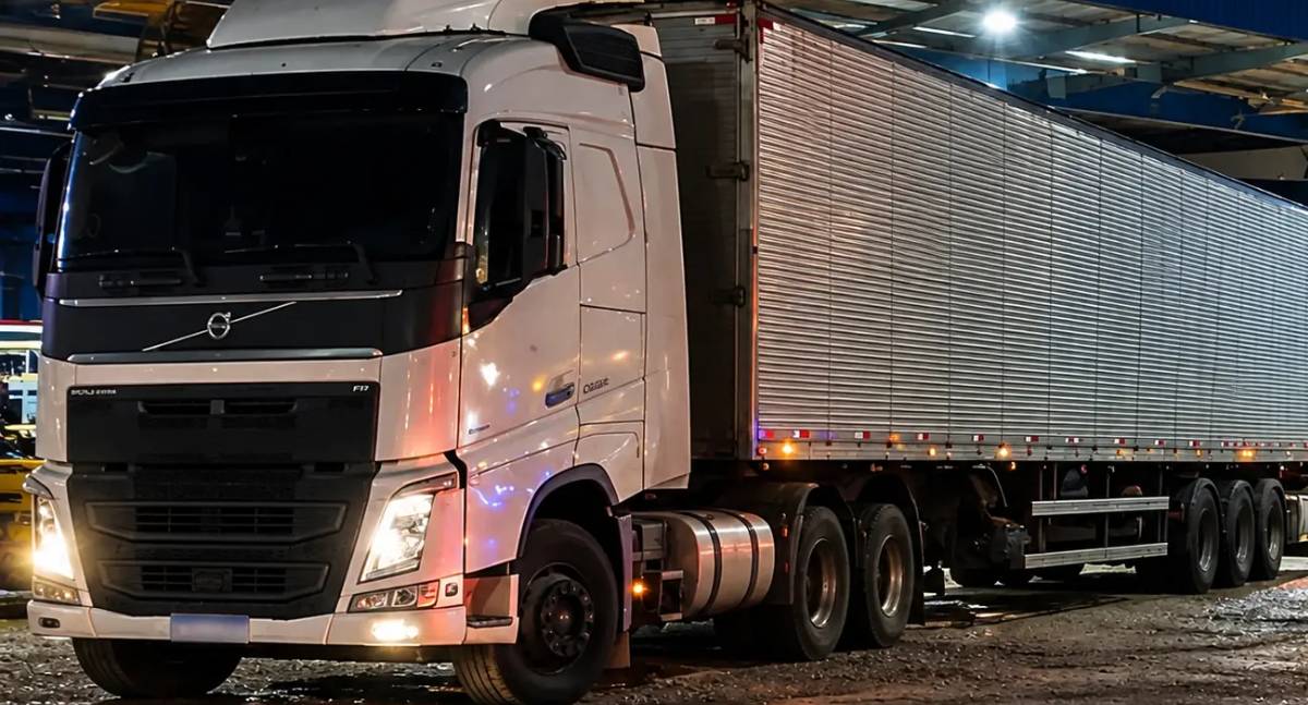 Caminhoneiro de 55 anos é encontrado morto dentro de veículo em pátio de empresa em RO