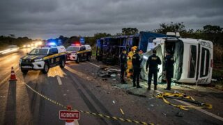 Caminhoneiro morre em tombamento violento de carreta na BR-070