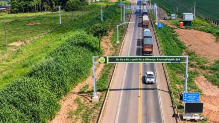 Caminhoneiros recebem orientação sobre eixo suspenso na BR-364