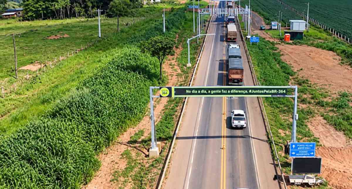 Caminhoneiros recebem orientação sobre eixo suspenso na BR-364