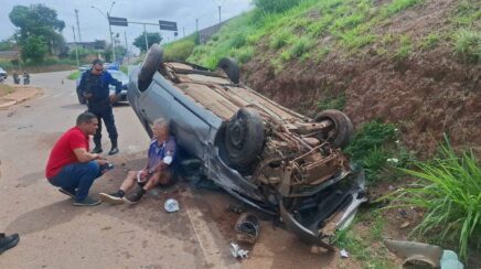 Carro capota na Rua da Beira após motorista perder o controle da direção