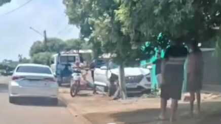 Carro em alta velocidade perde o controle e atinge poste de energia durante a tarde em via pública