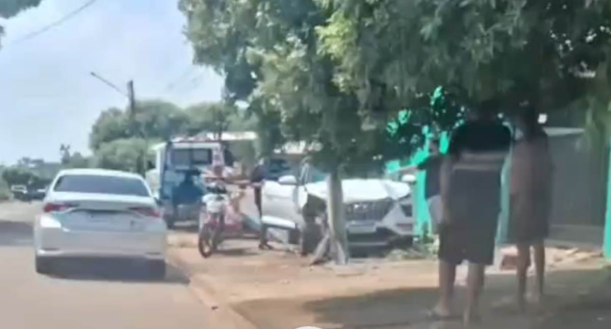 Carro em alta velocidade perde o controle e atinge poste de energia durante a tarde em via pública