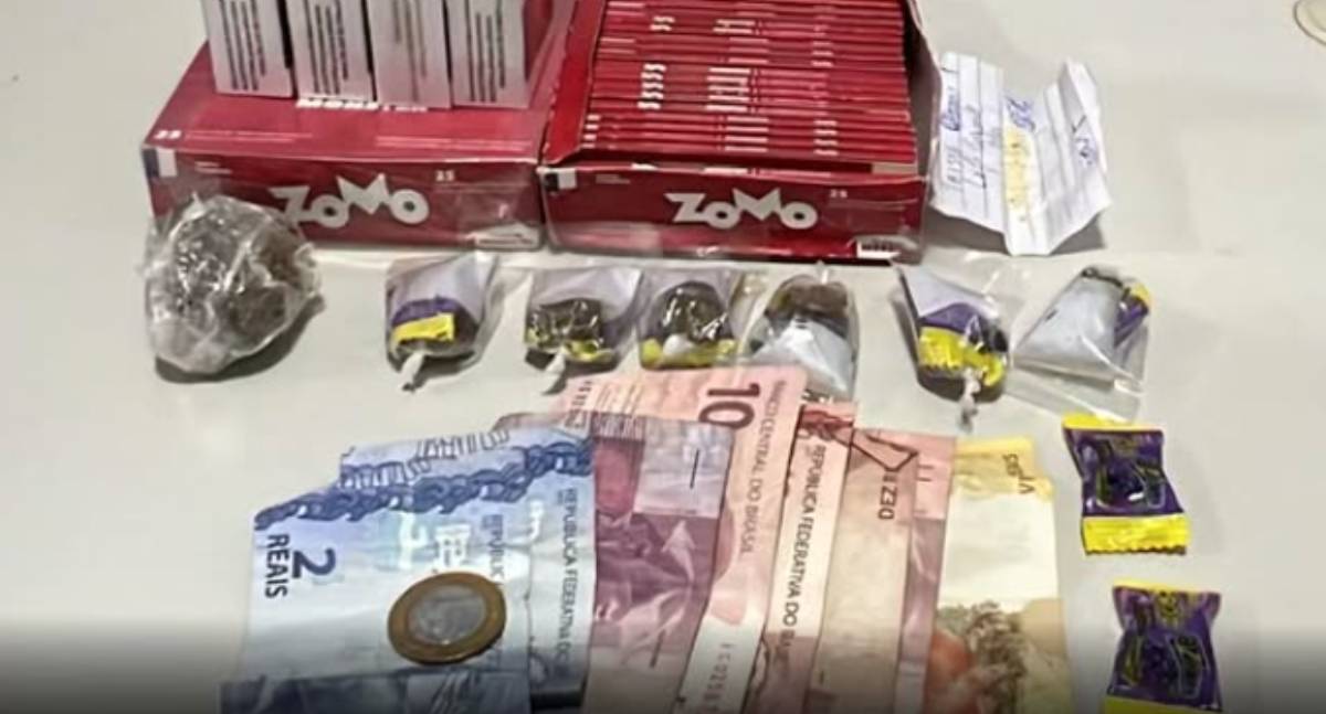Casal é preso em flagrante com drogas, cigarros contrabandeados e caderno de contabilidade em Guajará-Mirim