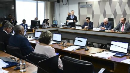 CCJ do Senado aprova proposta que acaba com a jornada 6×1