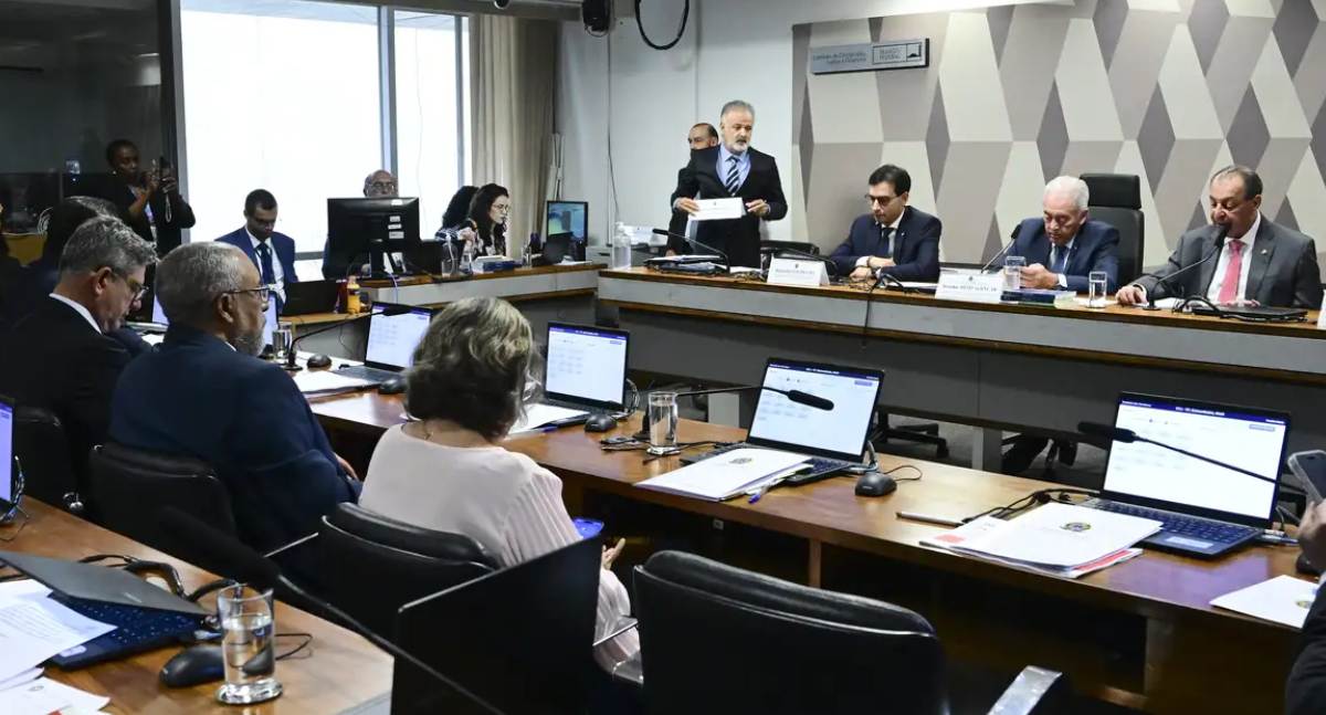 CCJ do Senado aprova proposta que acaba com a jornada 6×1