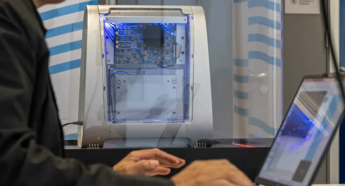 Centro tecnológico recebe computador quântico educacional inédito para capacitar profissionais e estudantes