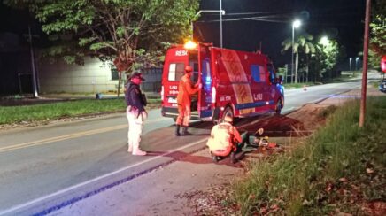 Ciclista sofre queda de bicicleta elétrica na BR-364 e é socorrido pelo Corpo de Bombeiros