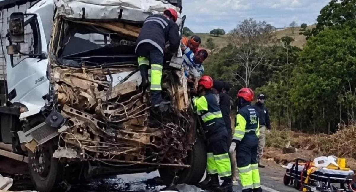 Colisão entre caminhão boiadeiro e carreta bloqueia tráfego na BR-364