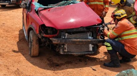 Colisão entre caminhão e carro deixa três feridos na BR-319 em Porto Velho