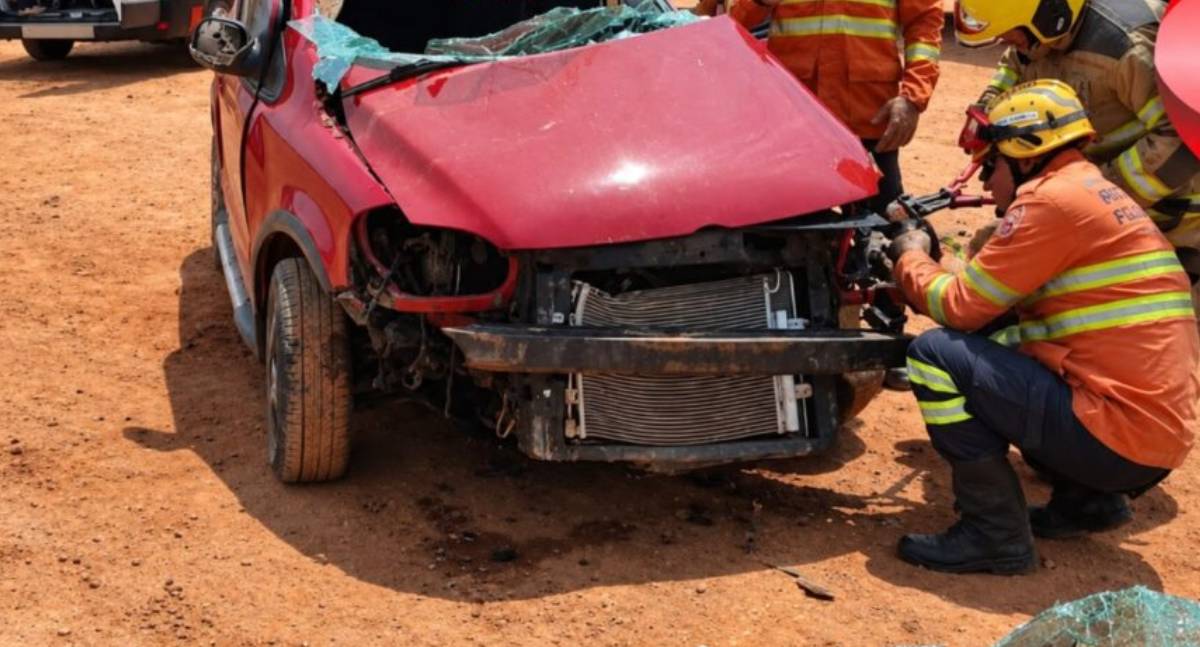 Colisão entre caminhão e carro deixa três feridos na BR-319 em Porto Velho