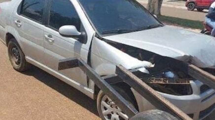 Colisão entre carro e carretinha estacionada é registrada na Avenida 16 de Junho em RO