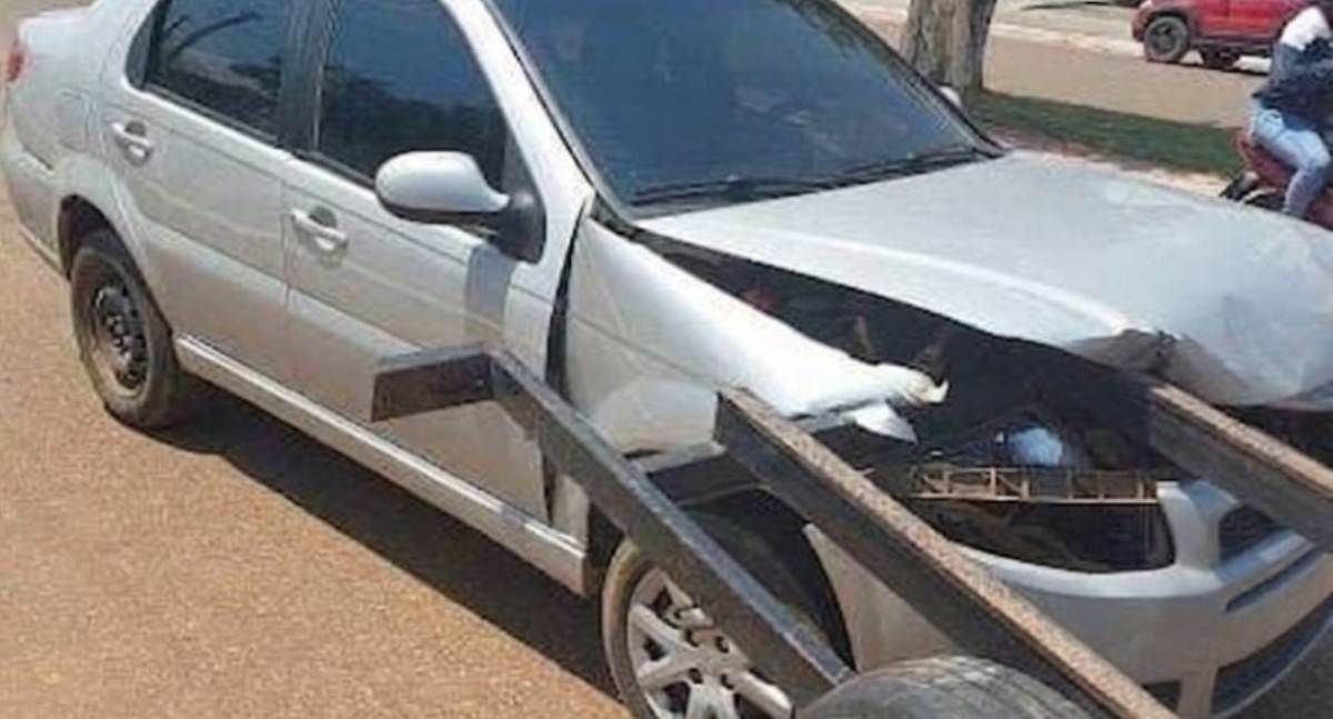 Colisão entre carro e carretinha estacionada é registrada na Avenida 16 de Junho em RO