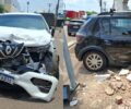 Colisão entre carros resulta em danos materiais e atinge portão de área militar na região central de capital