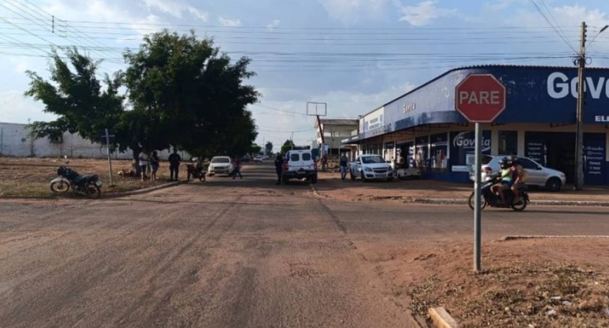 Colisão entre duas motocicletas deixa pai e filho feridos em cruzamento de São Francisco do Guaporé
