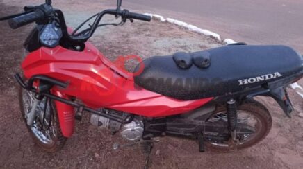 Colisão entre motoneta e táxi deixa condutora ferida no interior do estado de Rondônia