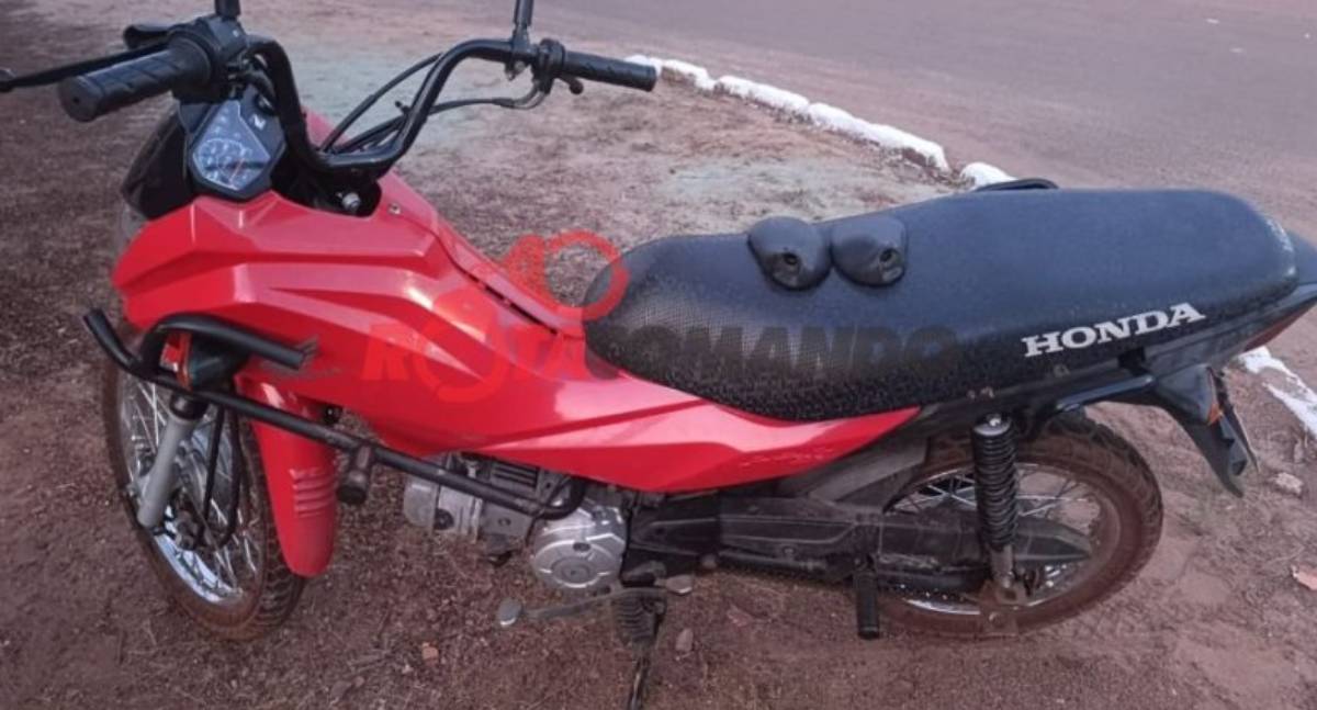 Colisão entre motoneta e táxi deixa condutora ferida no interior do estado de Rondônia