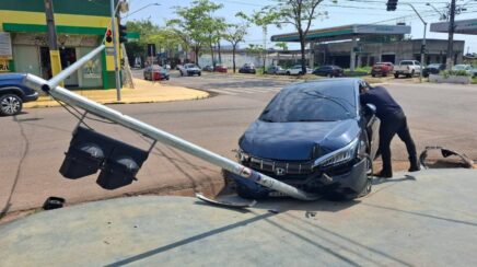 Colisão entre veículos deixa carro destruído e semáforo danificado na capital