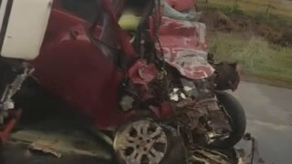 Colisão frontal entre picape e carreta deixa duas pessoas mortas na BR-364